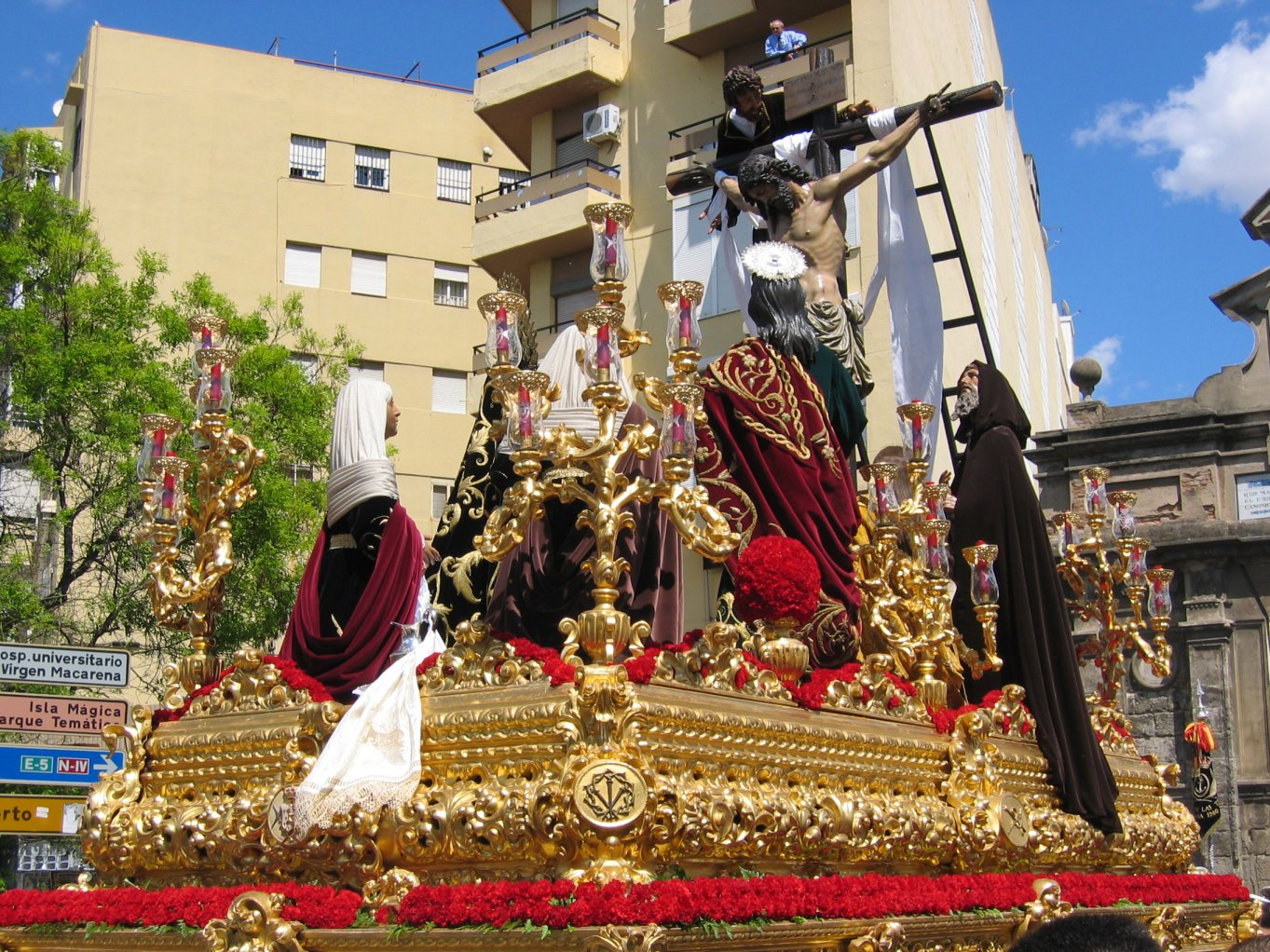 http://www.pvv.org/%7Eerikad/Themepages/Travel/Andalucia/semana_santa/paso1.jpg