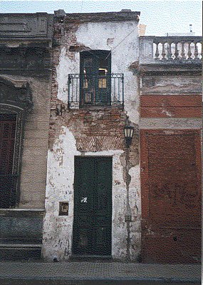 The narrowest building
in the city. NOT Como en Casa.