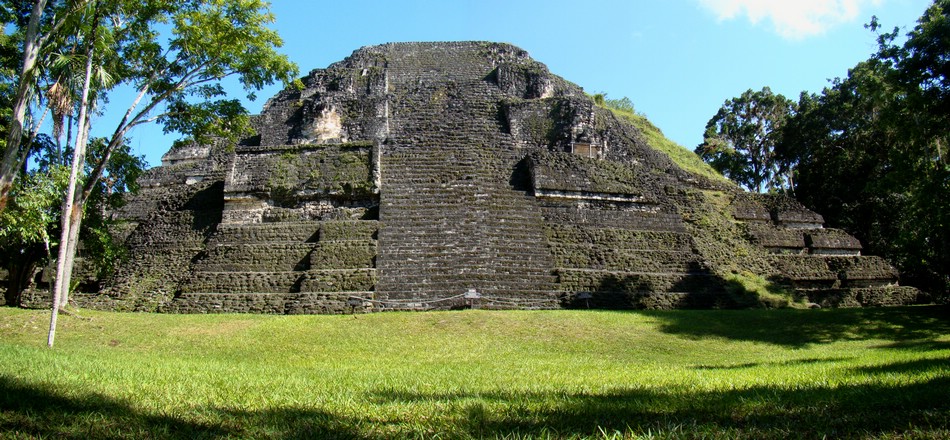 DSC03402TikalStortPyramidepanorama.JPG