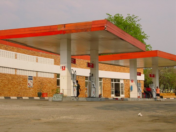 05412VicFallsGasStationNoPetrolNoCry.jpg