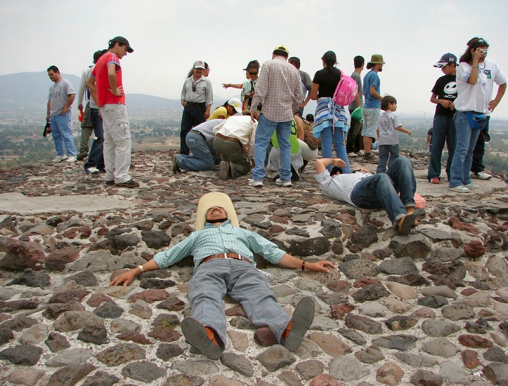 DSC06835TeotihuacanMangeTrinnOpp.JPG