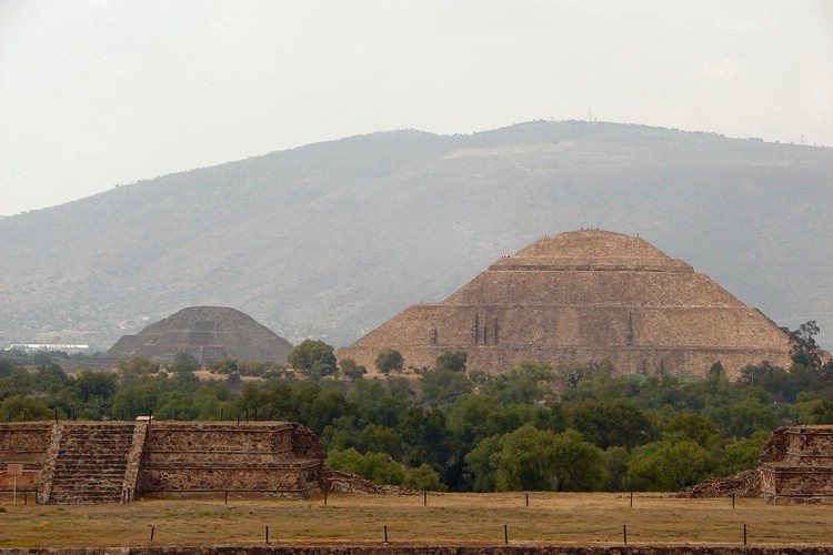 DSC06863TeotihuacanSolPaaSolpyramiden.JPG