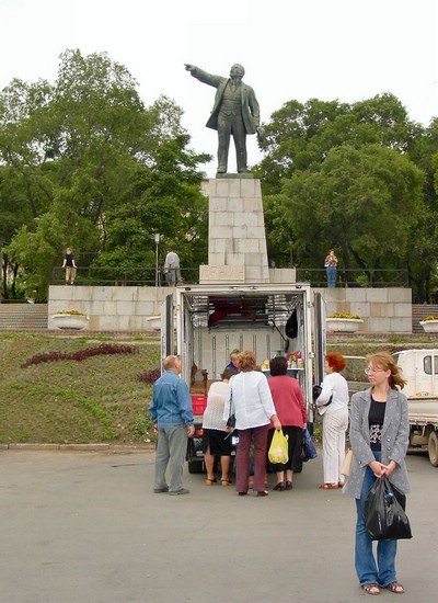 DSC07755VladivostokHundematblikkbokserPaaSvarteboersenForanLenin.JPG